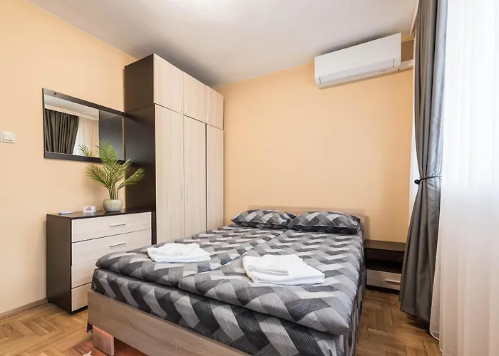 Downtown аpartment With Free Parking Апартаменты